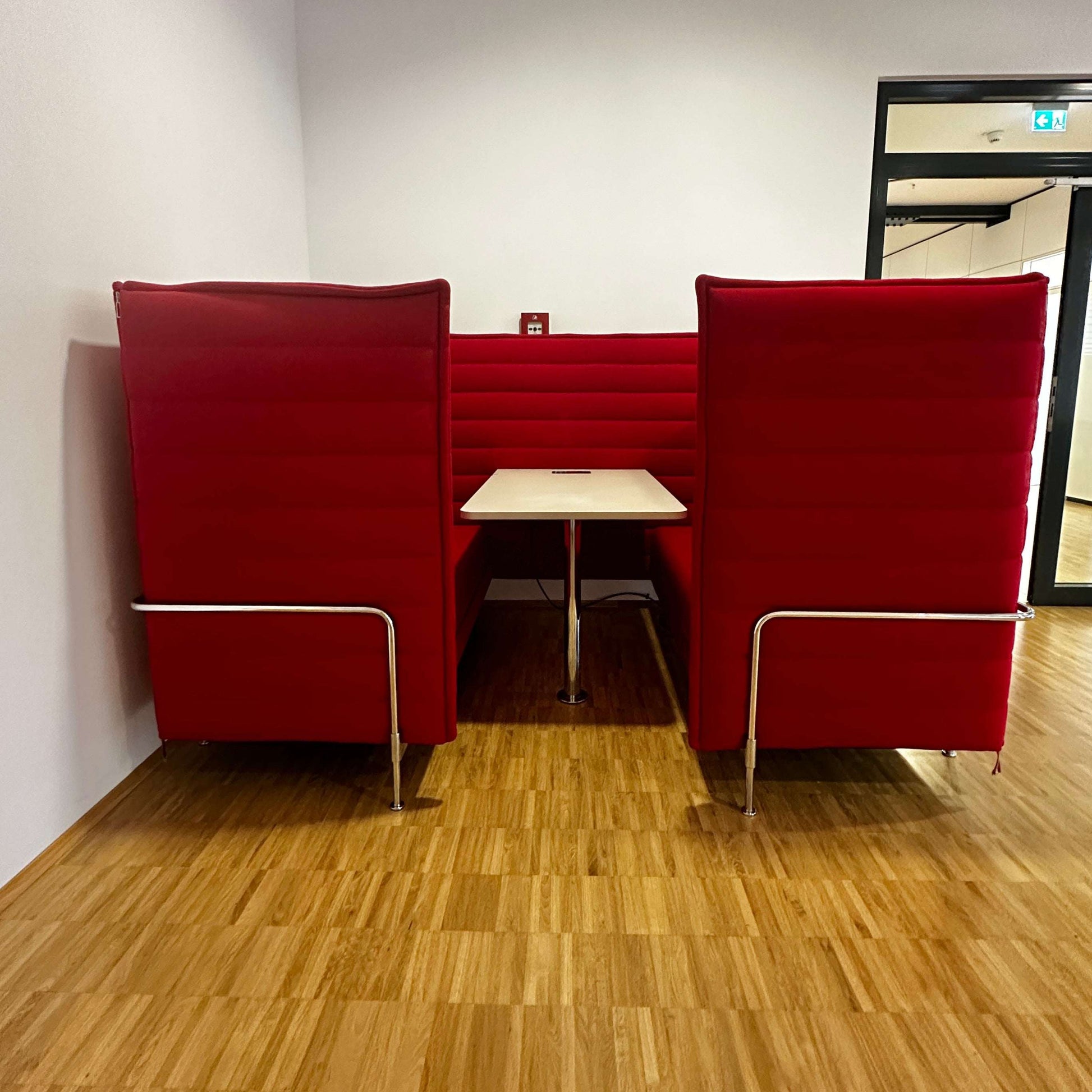 Vitra Alcove Cabin Highback rotes 2-Sitzer Sofa mit Arbeitsplatte und schalldämpfenden gepolsterten Paneelen in Büroumgebung