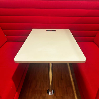 Vitra Alcove Cabin Highback rot Zweiersofa mit Arbeitsplatte und gepolsterten Seitenwänden für akustische Dämpfung