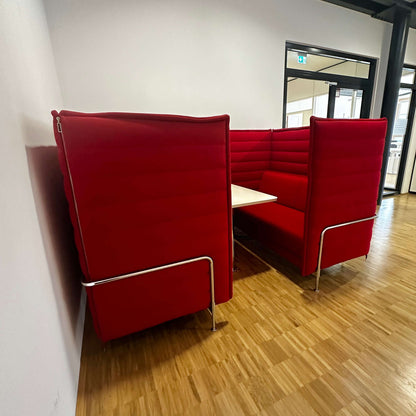 Vitra Alcove Cabin rotes 2-Sitzer Highback Sofa mit Arbeitsplatte und akustischer Polsterung in Büroumgebung