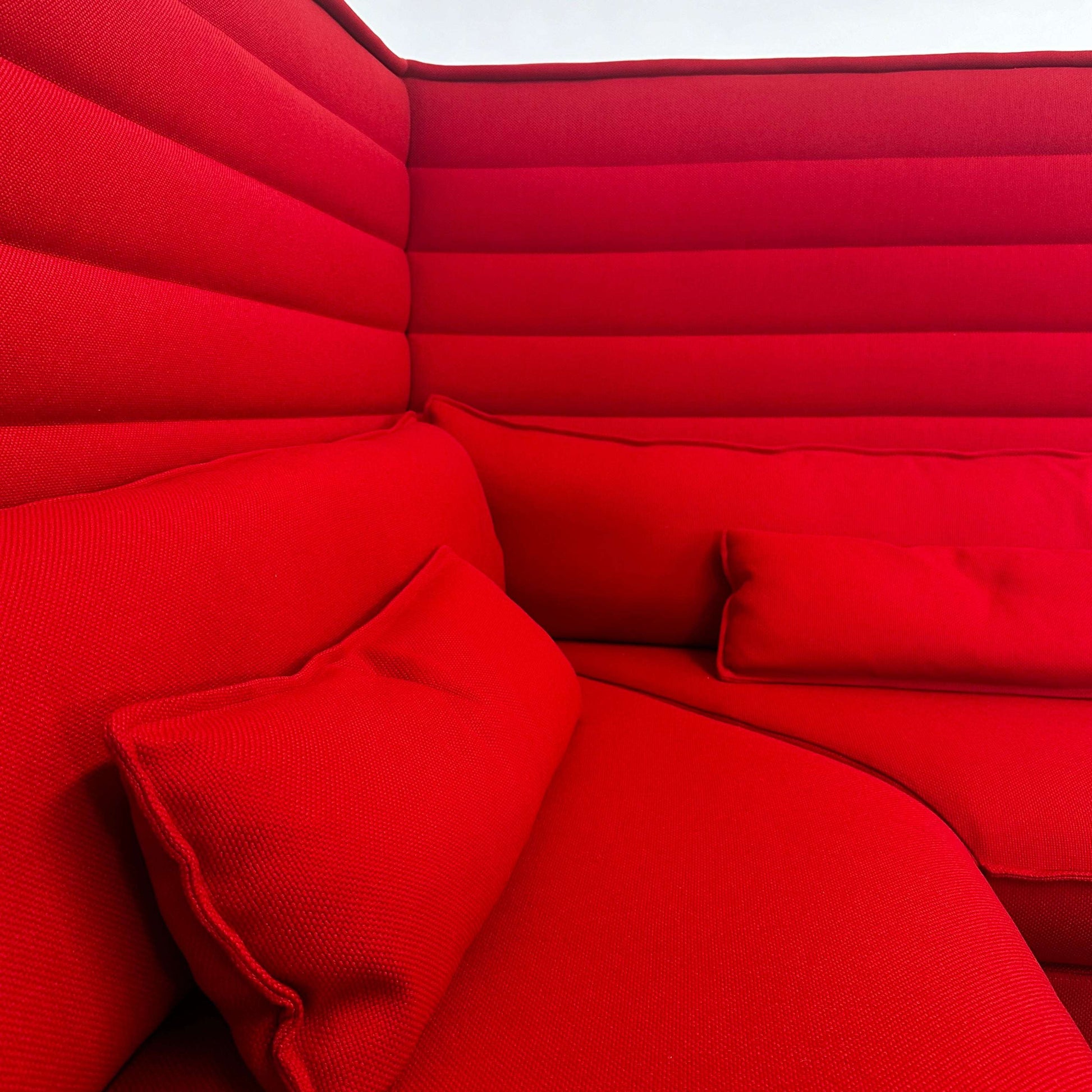 Red expandable Vitra Alcove Ecke corner sofa with cushions and padded backrest