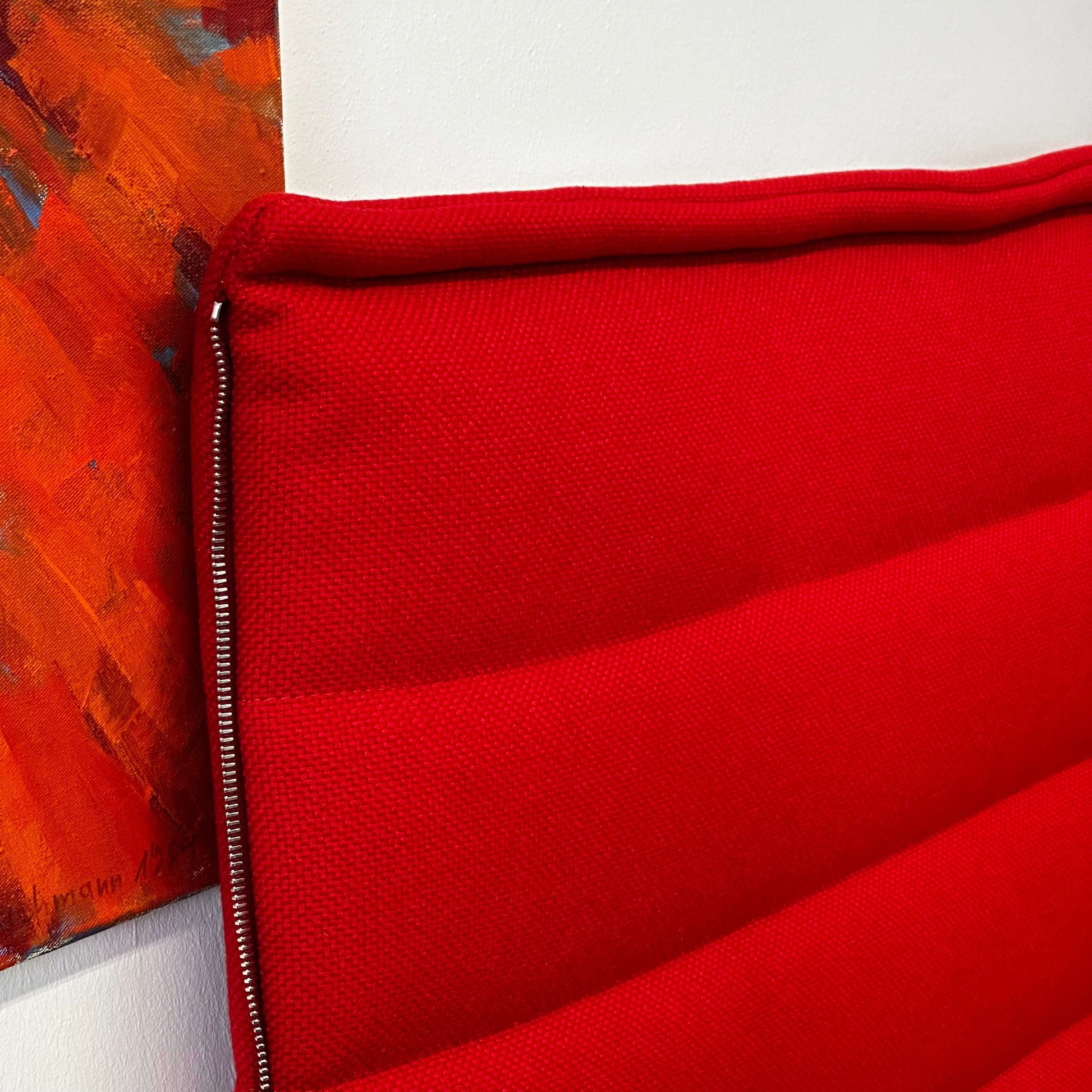 Red expandable Vitra Alcove Ecke corner seating with textured fabric and zipper detail.