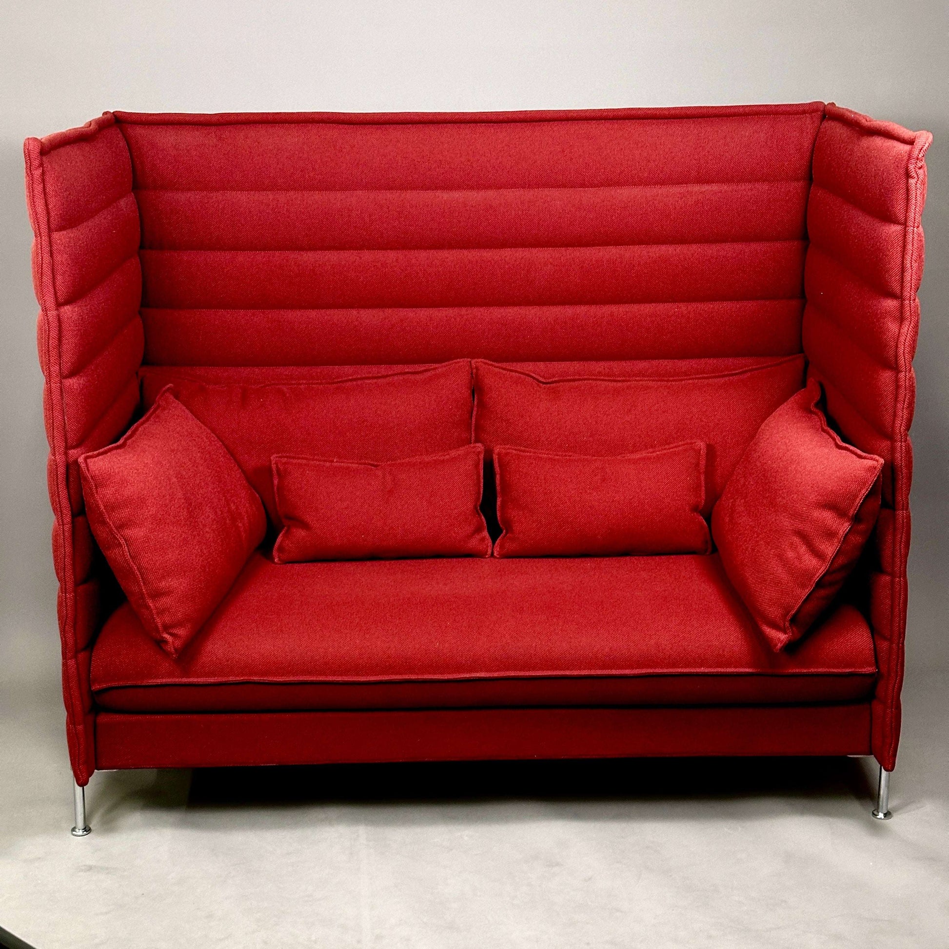 Vitra Alcove Highback 2-Sitzer Sofa dunkelrot mit hohem gepolstertem Rücken und Seitenpaneelen, robustem Stoffbezug aus recyceltem Polyester und chromgestell