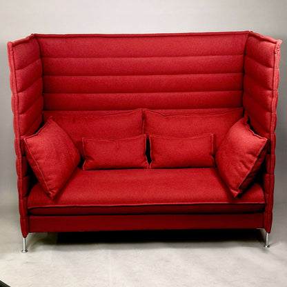 Vitra Alcove Highback 2-Sitzer Sofa dunkelrot mit hohem gepolstertem Rücken und Seitenpaneelen, robustem Stoffbezug aus recyceltem Polyester und chromgestell