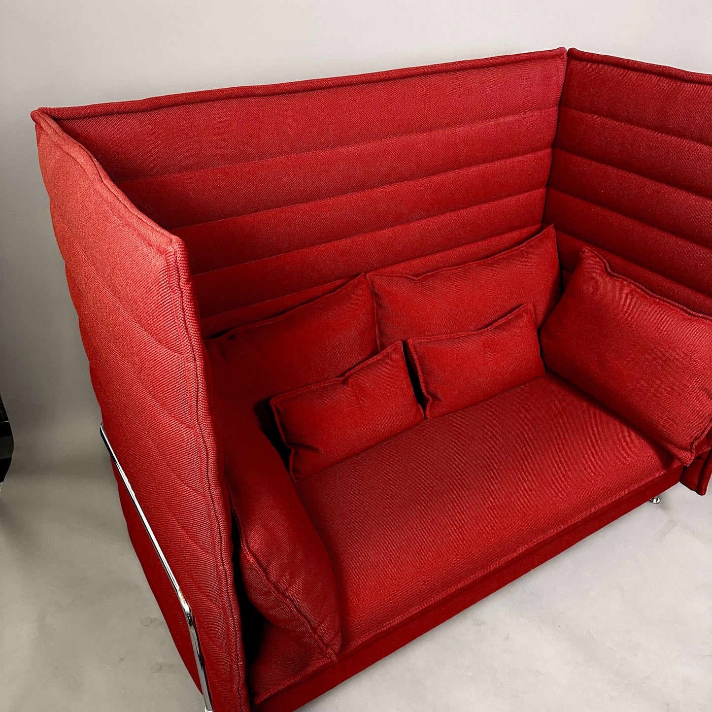 Vitra Alcove Highback 2-Sitzer Sofa in dunkelrotem, robustem Stoff mit hohem, gepolstertem Seiten- und Rückenpaneel und chromgestell