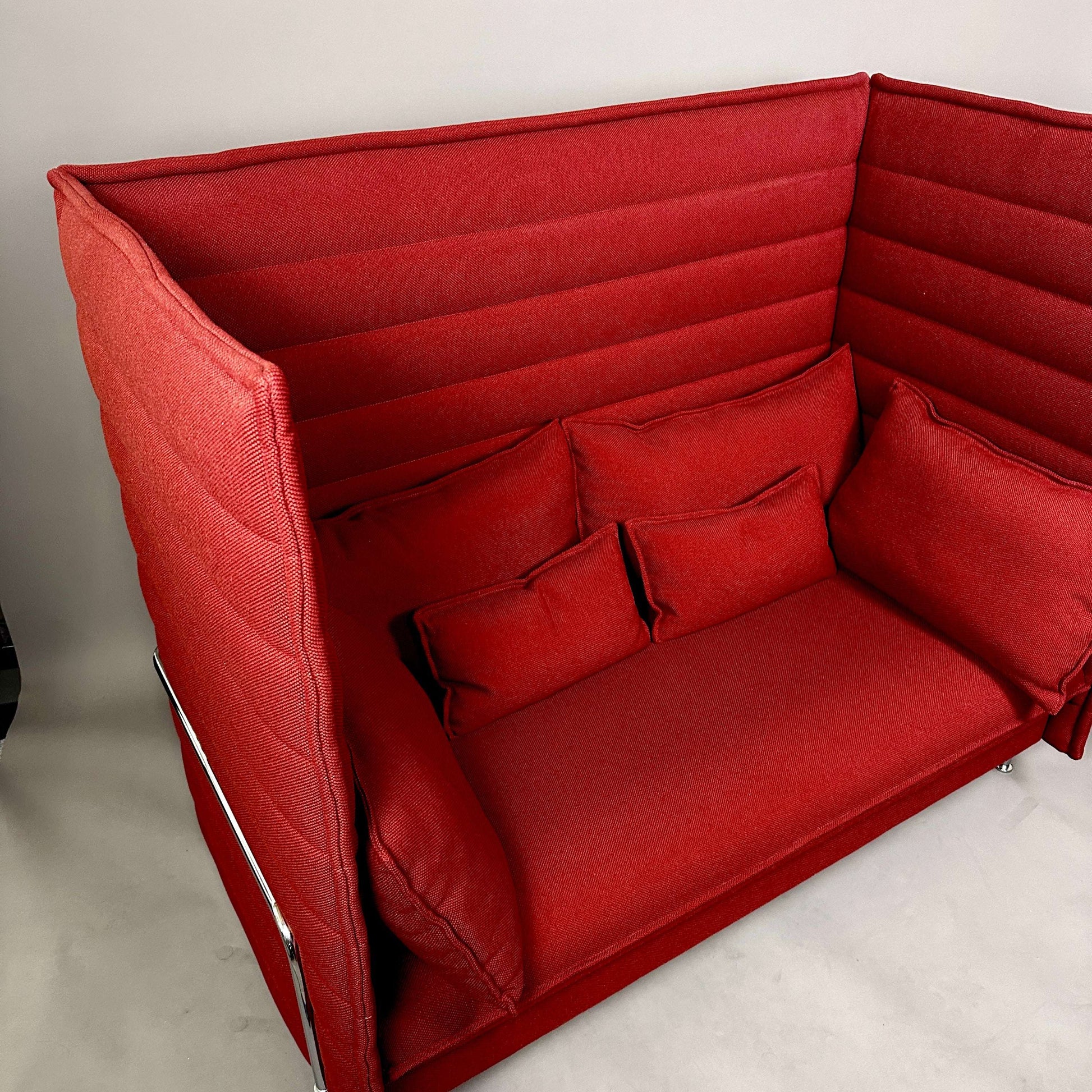 Vitra Alcove Highback 2-Sitzer Sofa in dunkelrotem, robustem Stoff mit hohem, gepolstertem Seiten- und Rückenpaneel und chromgestell