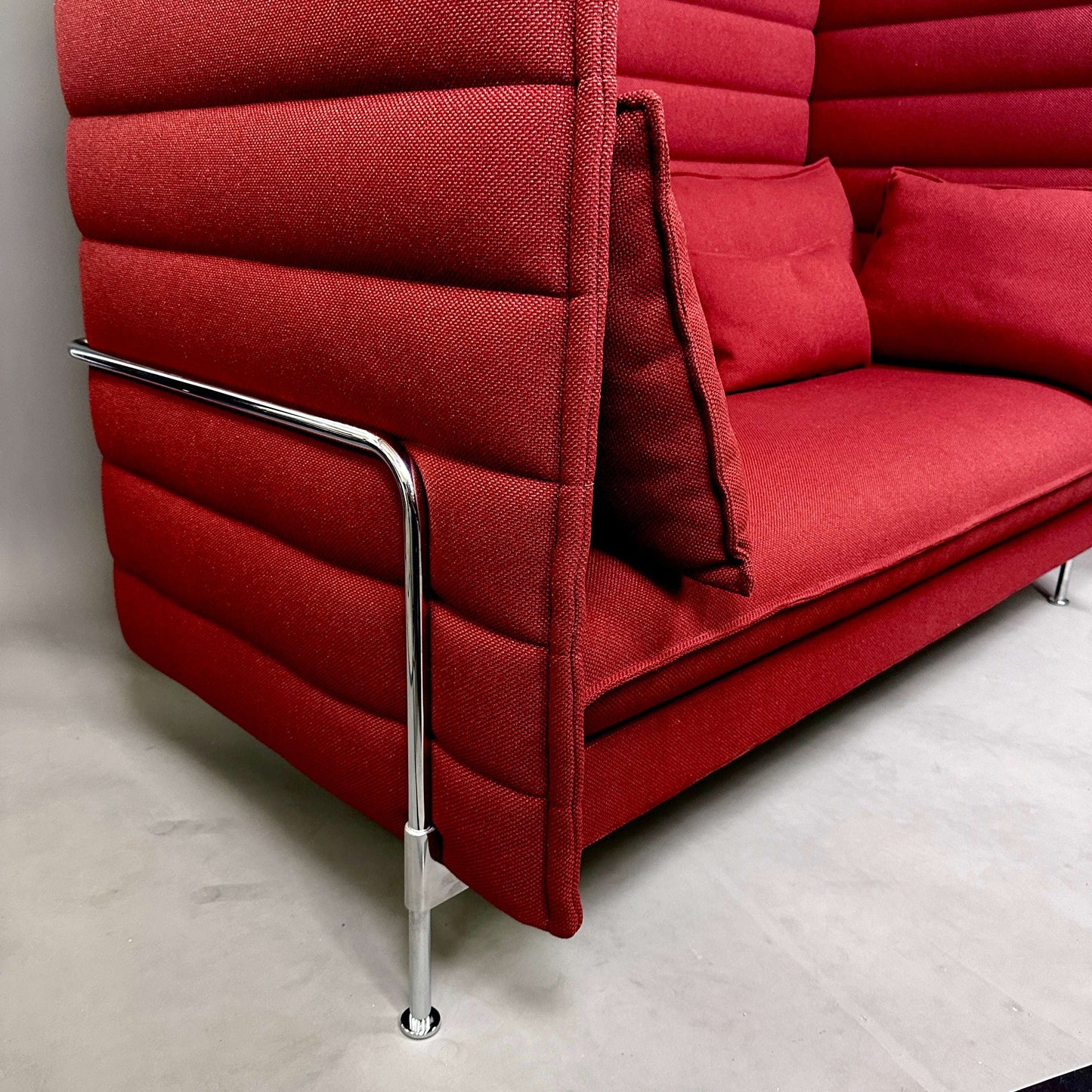 Vitra Alcove Highback 2-Sitzer Sofa dunkelrot mit gepolsterten Seiten- und Rückenpaneelen und chromgestell