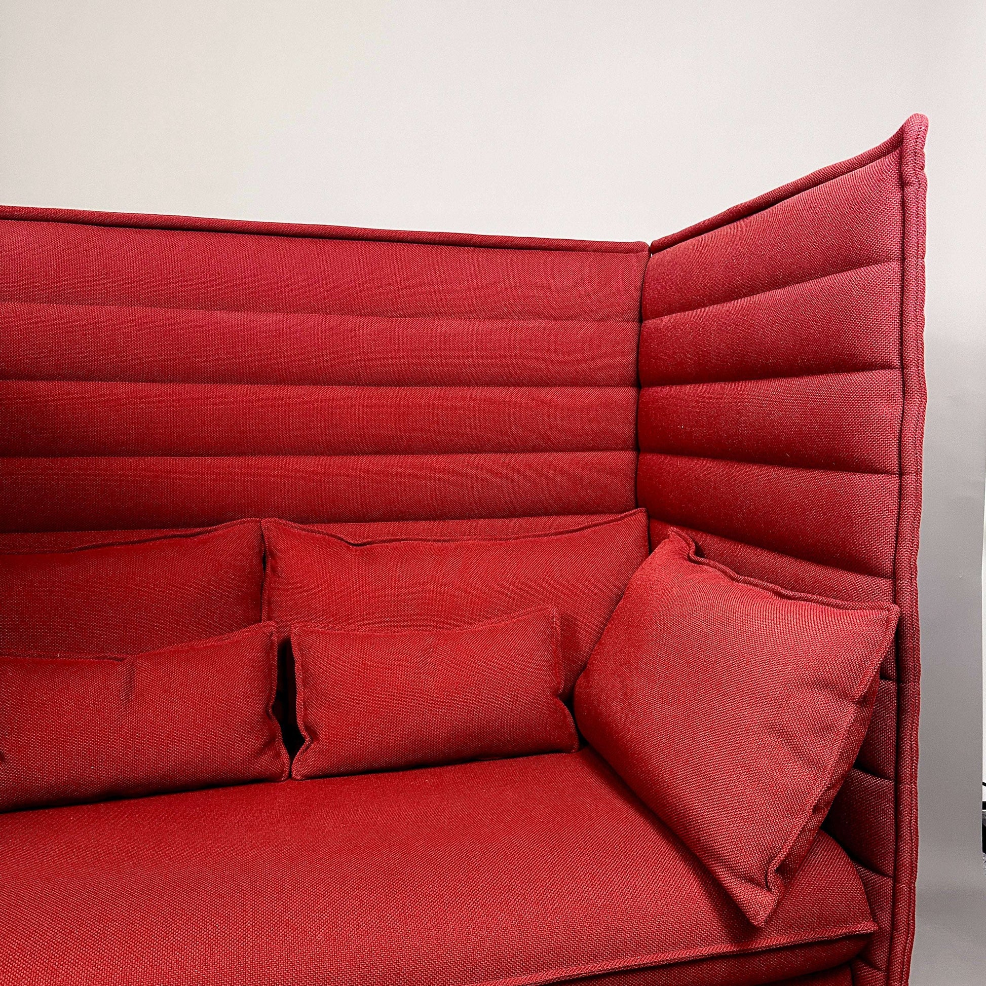 Vitra Alcove Highback 2-Sitzer Sofa dunkelrot mit hoher gepolsterter Rückenlehne und akustischer Dämpfung