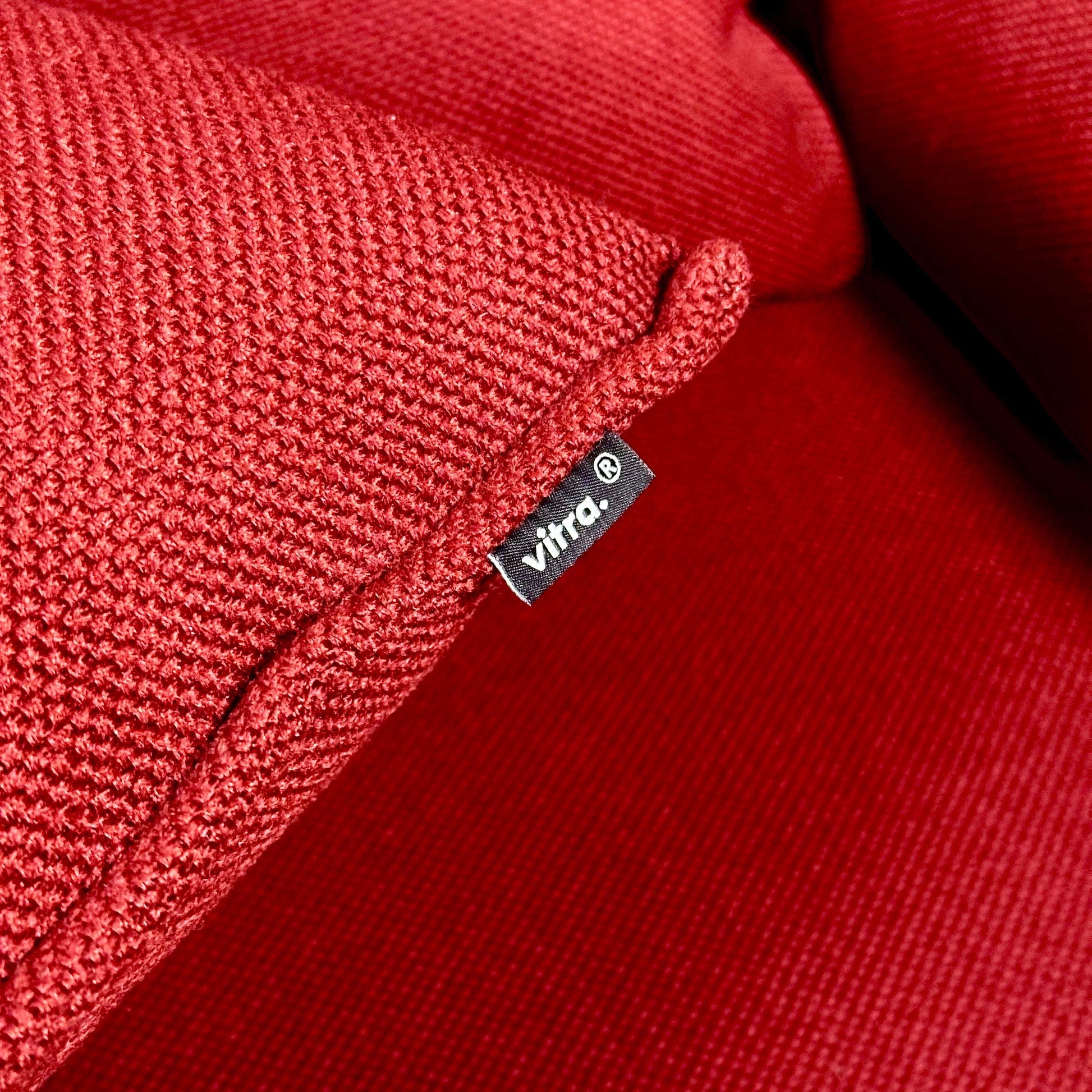 Vitra Alcove Highback 2-Sitzer Sofa in dunkelrotem, robustem Laser RE Stoff mit chromgestell für Büroumgebungen