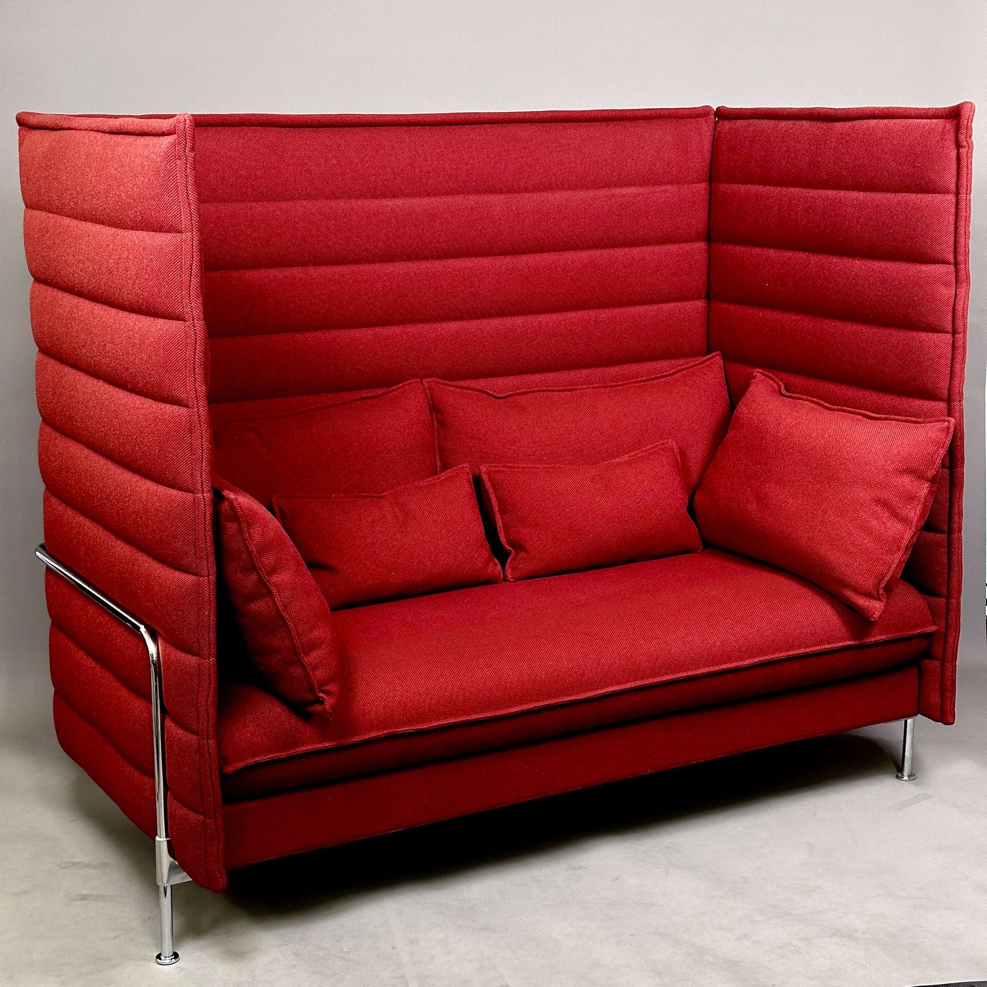 Vitra Alcove Highback 2-Sitzer Sofa dunkelrot mit hoher Seiten- und Rückenlehne, gepolstert, robustem Stoffbezug und chromgestell