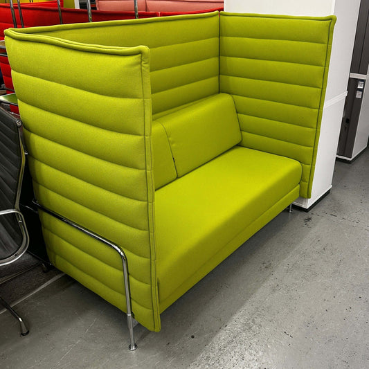 Vitra Alcove Highback 2-Sitzer Sofa hellgrün mit gepolsterten hohen Seitenpaneelen und chrom Stahlrohrgestell