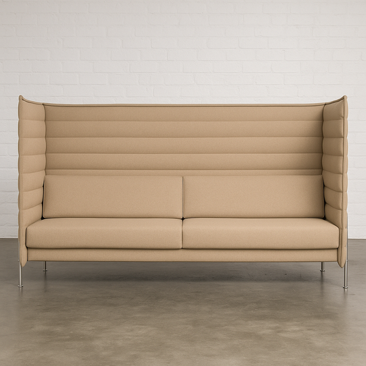 Vitra Alcove Highback 3-Sitzer Sofa in cremefarben mit hohem gepolstertem Rücken und Seitenpaneelen, robustem Stahlrohrgestell und Stoffbezug aus recyceltem Polyester für Büroumgebungen.