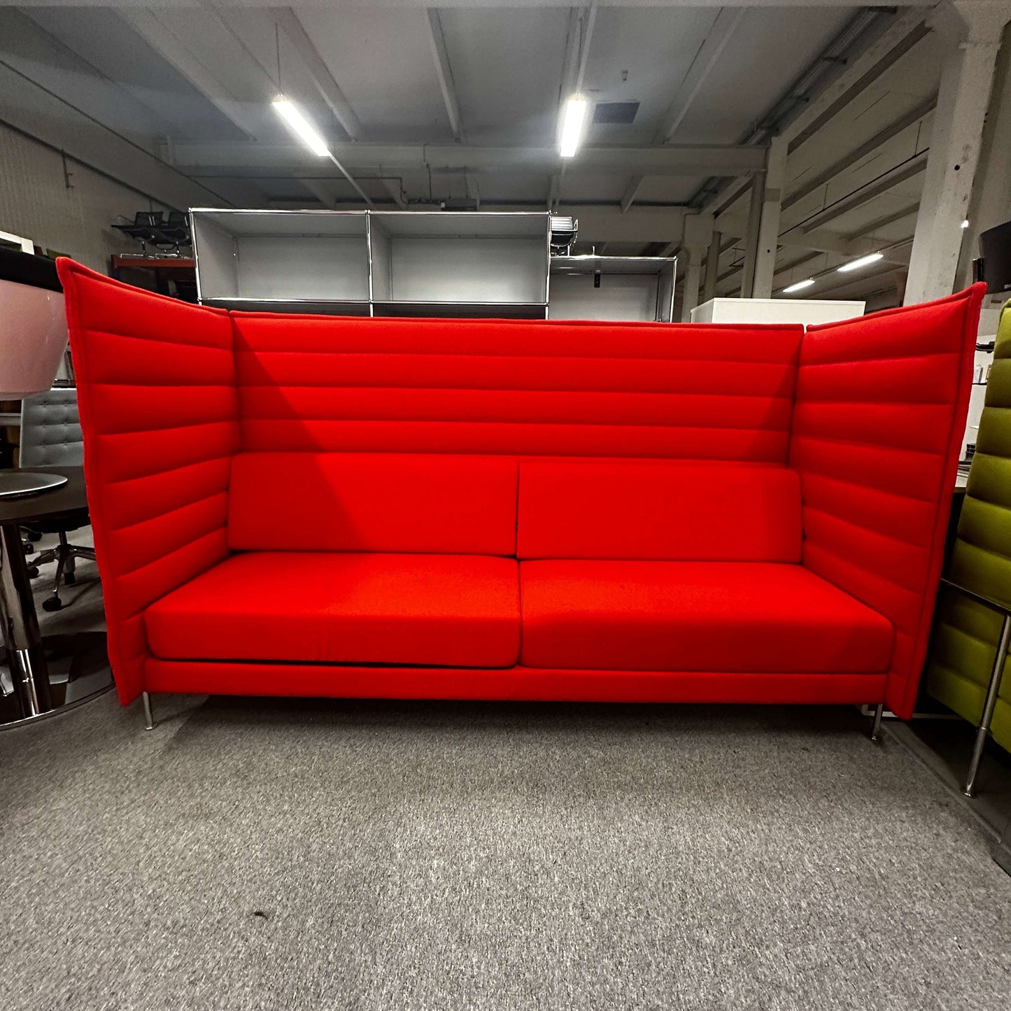 Vitra Alcove Highback 3-Sitzer Sofa rot mit hohen gepolsterten Seitenpaneelen und Stahlrohrgestell