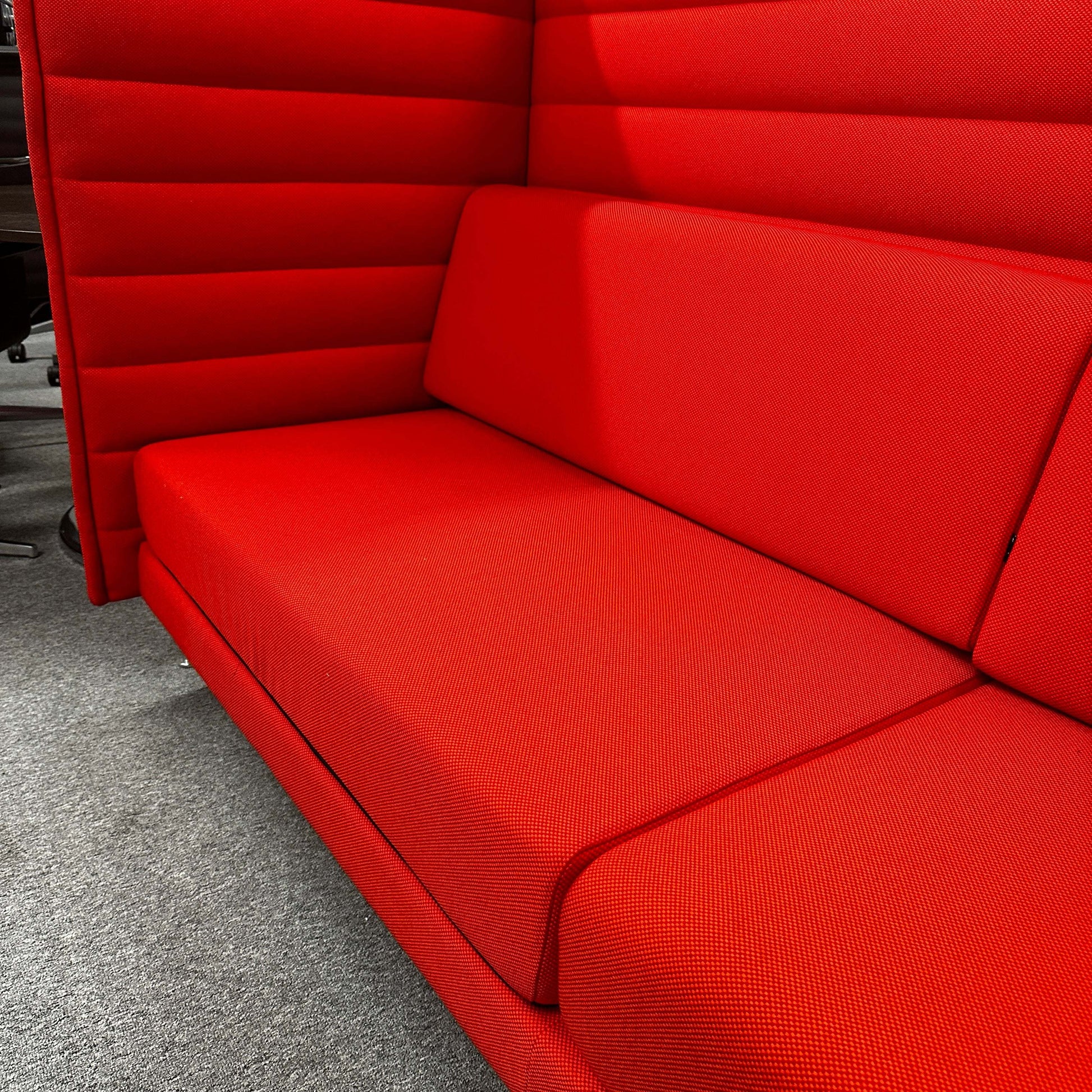 Vitra Alcove Highback 3-Sitzer Sofa in rot mit stoffbezogenen akustisch dämpfenden Paneelen und chromgestell