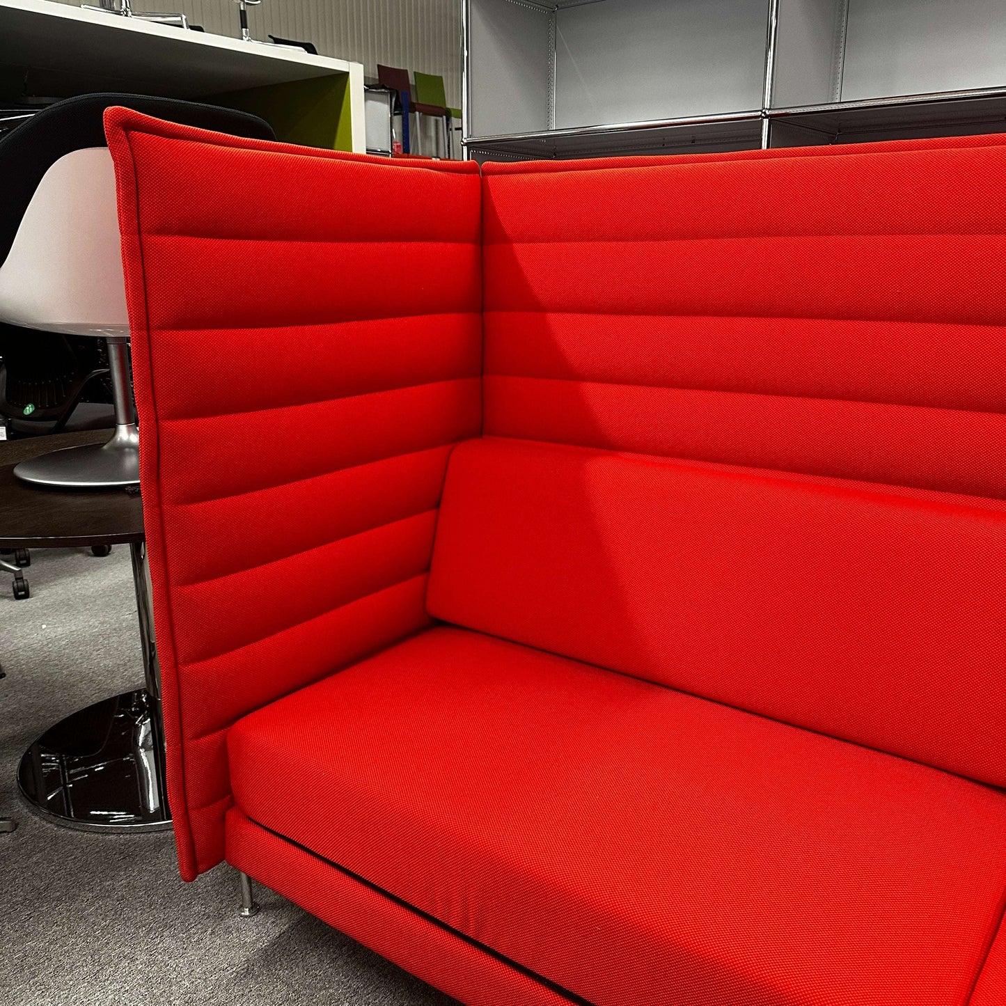 Rotes Vitra Alcove Highback 3-Sitzer Sofa mit hohem gepolstertem Rücken und Seitenplatten für akustische Dämpfung im Büro