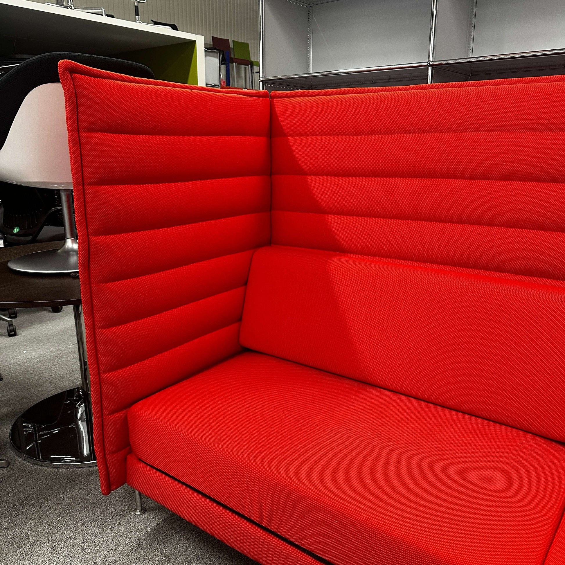 Rotes Vitra Alcove Highback 3-Sitzer Sofa mit hohem gepolstertem Rücken und Seitenplatten für akustische Dämpfung im Büro