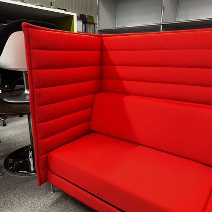Rotes Vitra Alcove Highback 3-Sitzer Sofa mit hohem gepolstertem Rücken und Seitenplatten für akustische Dämpfung im Büro