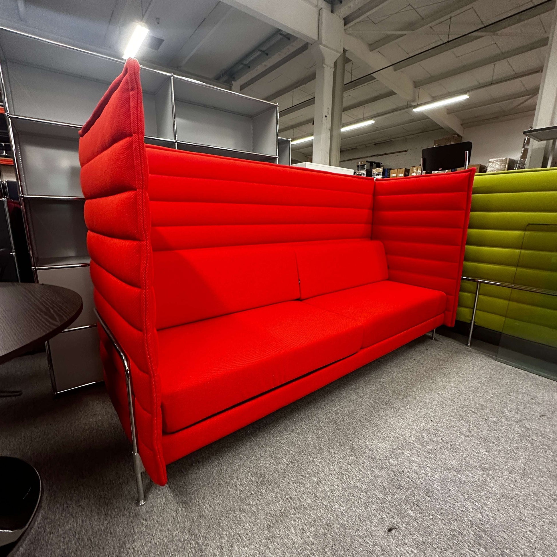 Vitra Alcove Highback 3-Sitzer Sofa in rotem robustem Stoff mit hohem Seiten- und Rückenteil für Akustikdämmung und Komfort