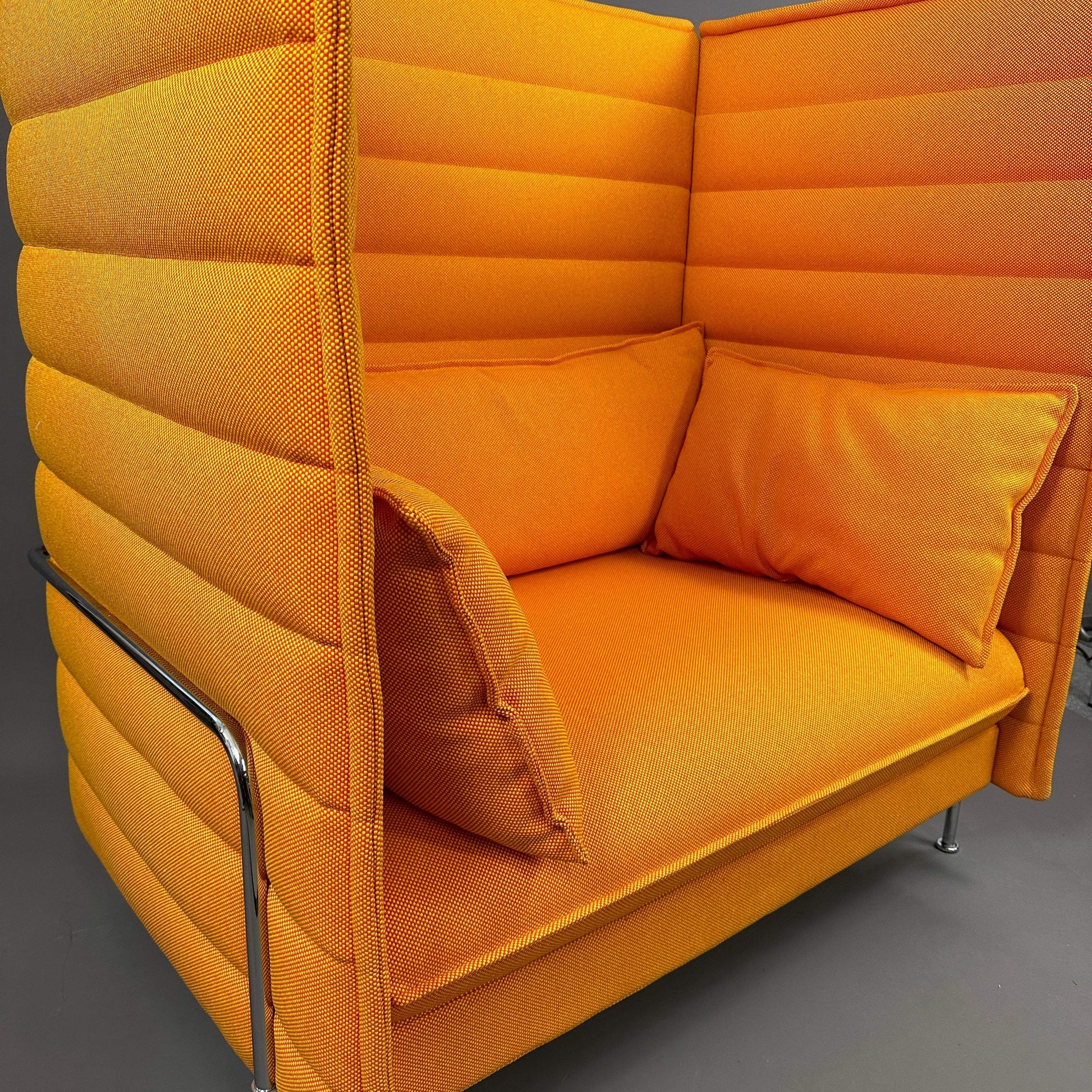 Vitra Alcove Highback Loveseat in orange mit hohem gepolstertem Rücken und Seitenteilen, robustem chromgestell und weichem Lounge-Stoffbezug