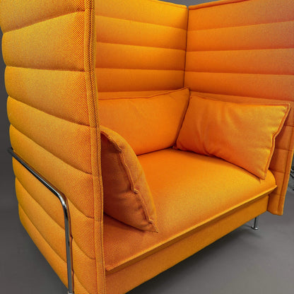Vitra Alcove Highback Loveseat in orange mit hohem gepolstertem Rücken und Seitenteilen, robustem chromgestell und weichem Lounge-Stoffbezug