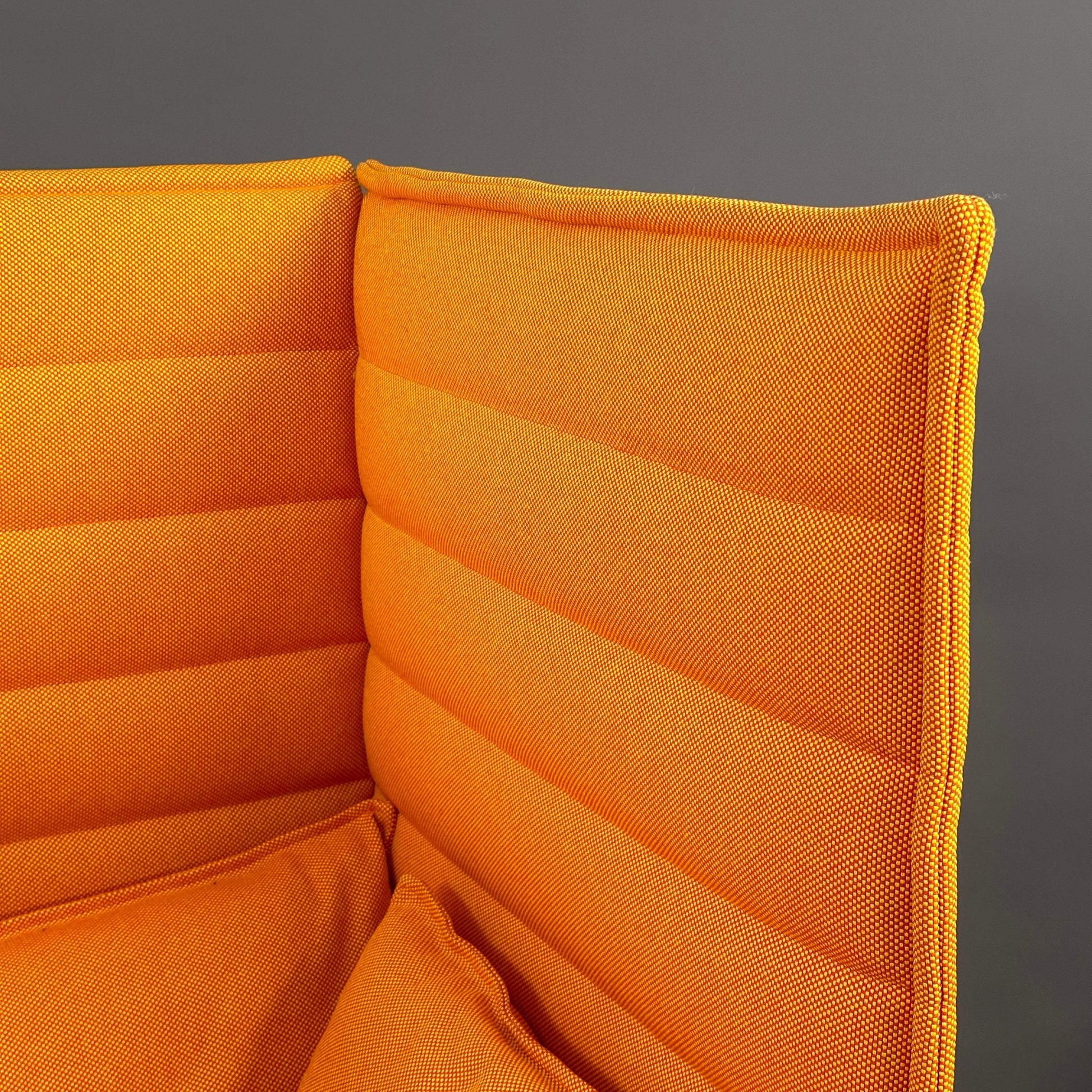 Vitra Alcove Highback Loveseat orange gepolstert mit akustischer Dämpfung und langlebigem Stoffbezug