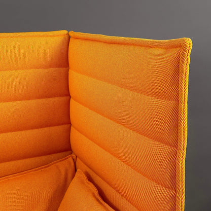 Vitra Alcove Highback Loveseat orange gepolstert mit akustischer Dämpfung und langlebigem Stoffbezug