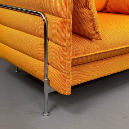 Vitra Alcove Highback Loveseat orange mit Stoffbezug und Stahlrohrgestell, gepolstert für Komfort und akustische Dämpfung