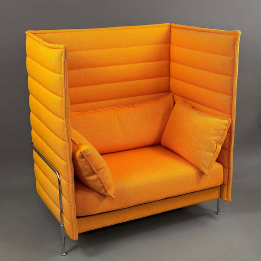 Vitra Alcove Highback Loveseat orange mit hohem gepolstertem Seiten- und Rückenpaneel und chromgestell