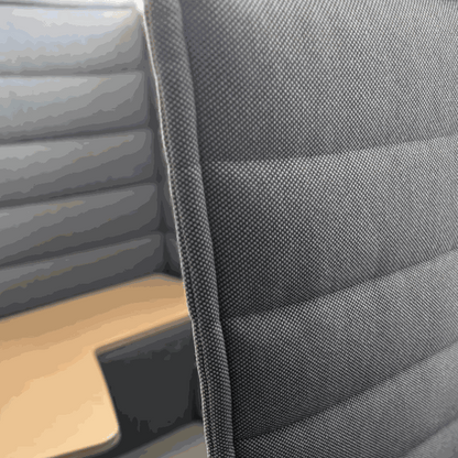Vitra Alcove Highback Work anthrazit Stoffdetail mit chromgestell und gepolstertem Rückenteil