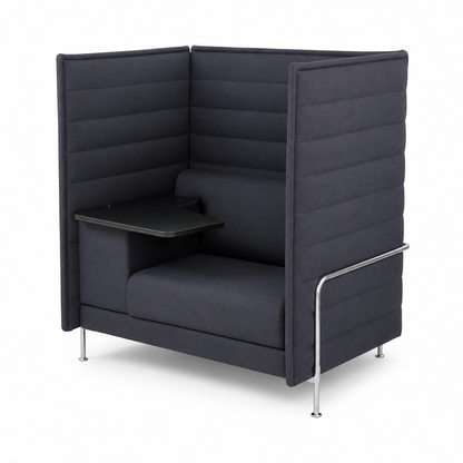 Vitra Alcove Highback Work in Grau mit integriertem schwarzem Tisch und Chromgestell.