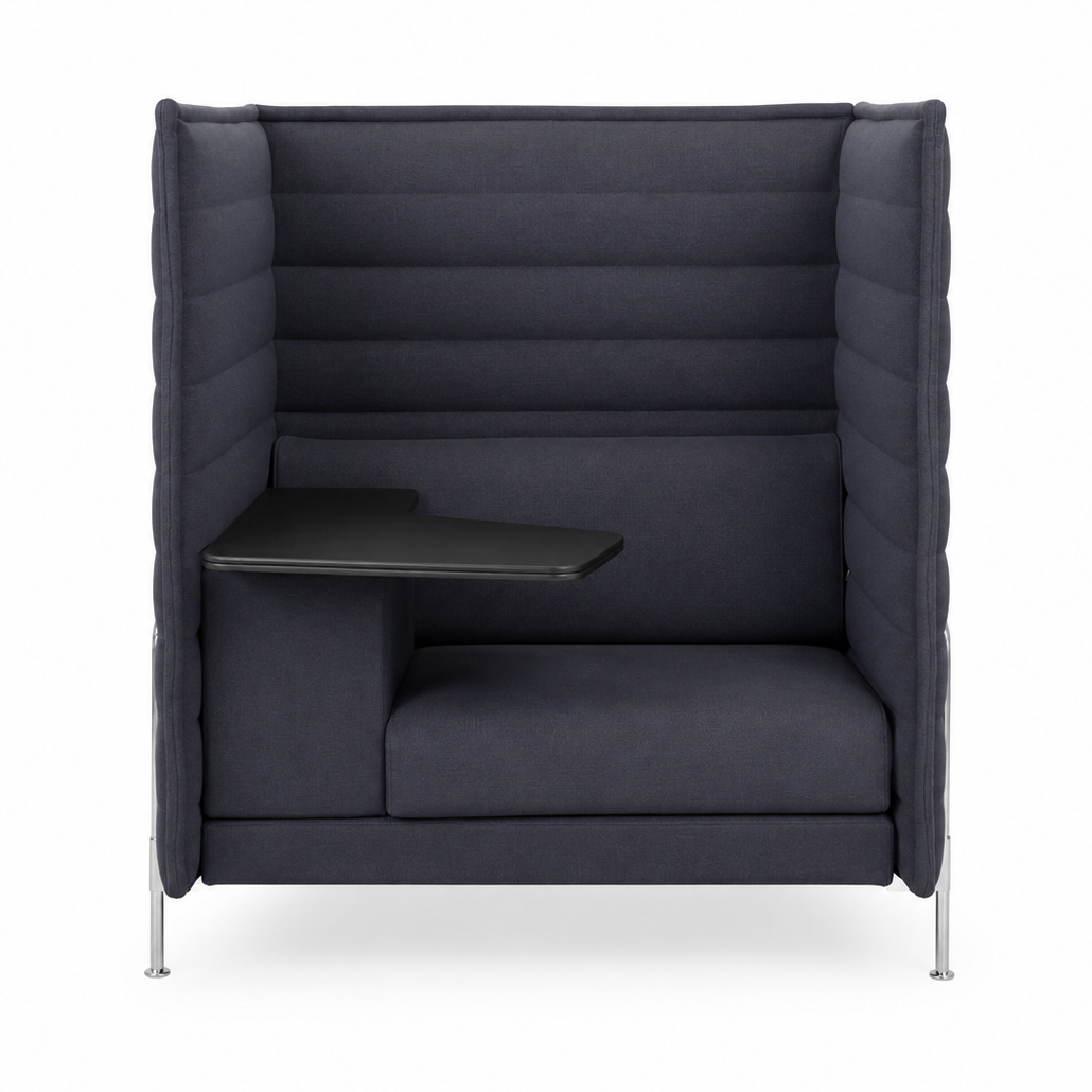 Vitra Alcove Highback Work Sessel in Grau mit schwarzem Schreibtisch und Chromgestell.