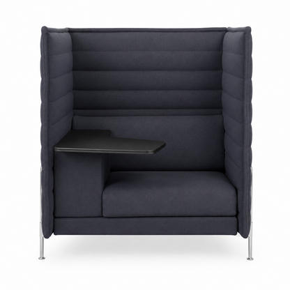 Vitra Alcove Highback Work Sessel in Grau mit schwarzem Schreibtisch und Chromgestell.