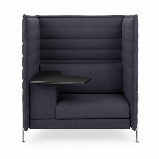 Vitra Alcove Highback Work Sessel in Grau mit schwarzem Schreibtisch und Chromgestell.