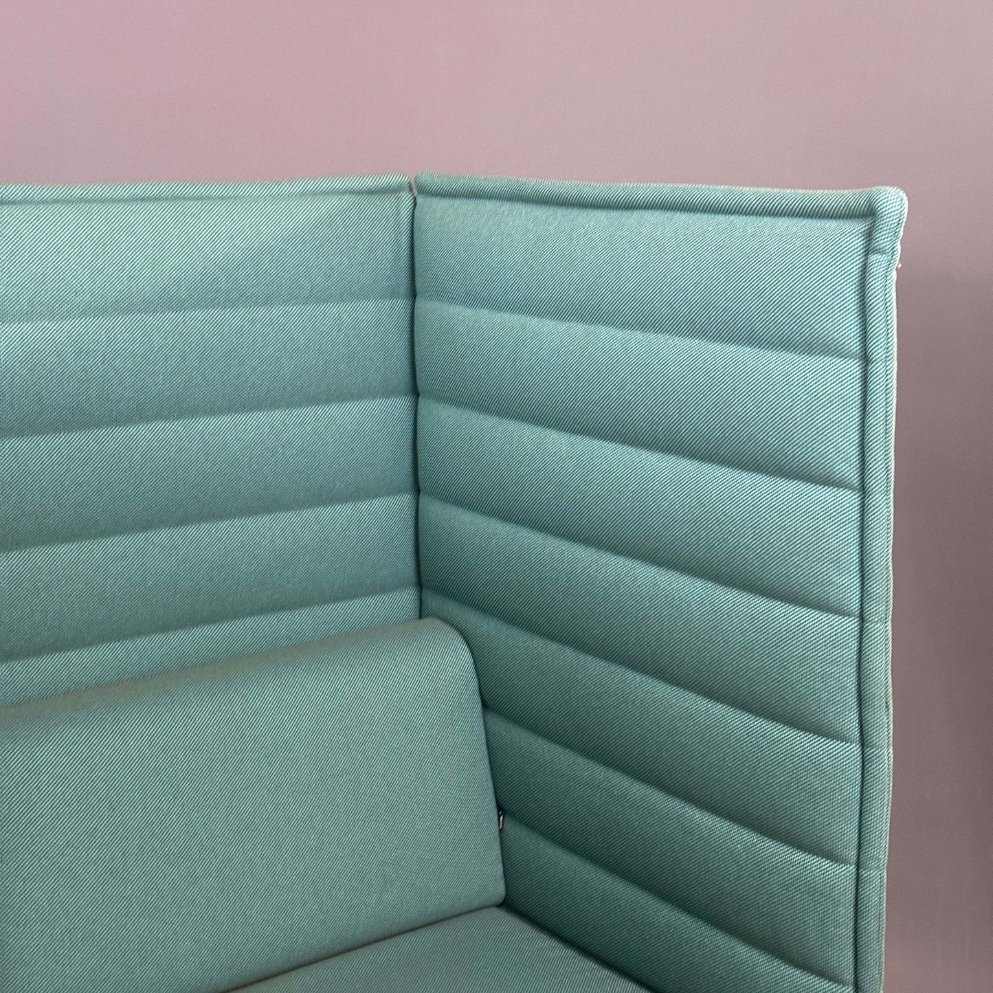Vitra Alcove Highback Work grün türkis gepolsterte Schallschutz Sitznische mit Stahlrohrgestell chrom