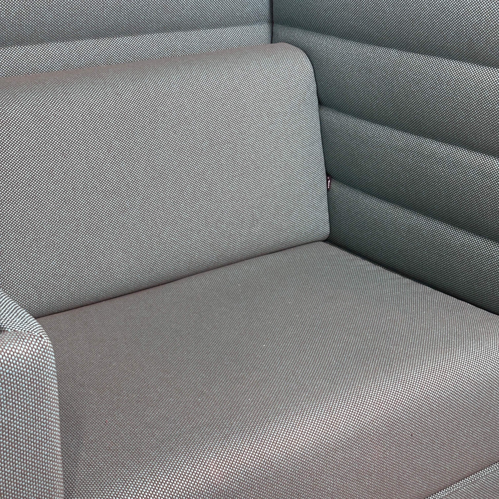 Vitra Alcove Highback Work Sitzfläche und Rückenteil aus robustem recyceltem Stoff grau-grün