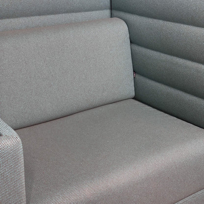 Vitra Alcove Highback Work Sitzfläche und Rückenteil aus robustem recyceltem Stoff grau-grün