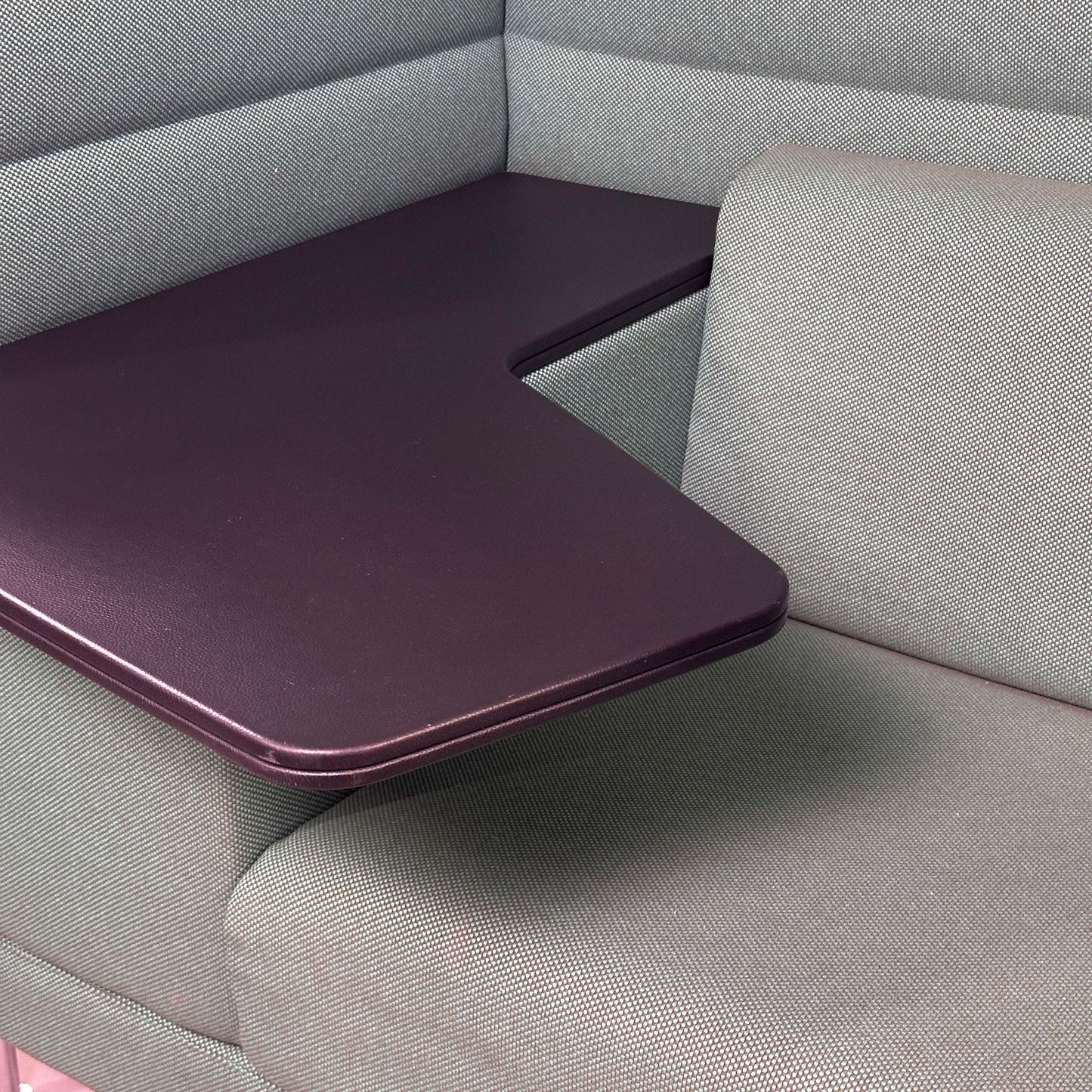 Vitra Alcove Highback Work grün türkis mit Chromgestell und robustem Stoffbezug in modernem Bürosessel mit integriertem Arbeitstisch