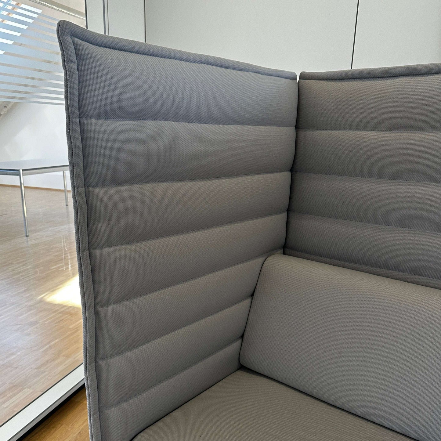 Vitra Alcove Highback 2-Sitzer Sofa grau Stoff mit hohem gepolstertem Rücken und Stahlrohrgestell chrom