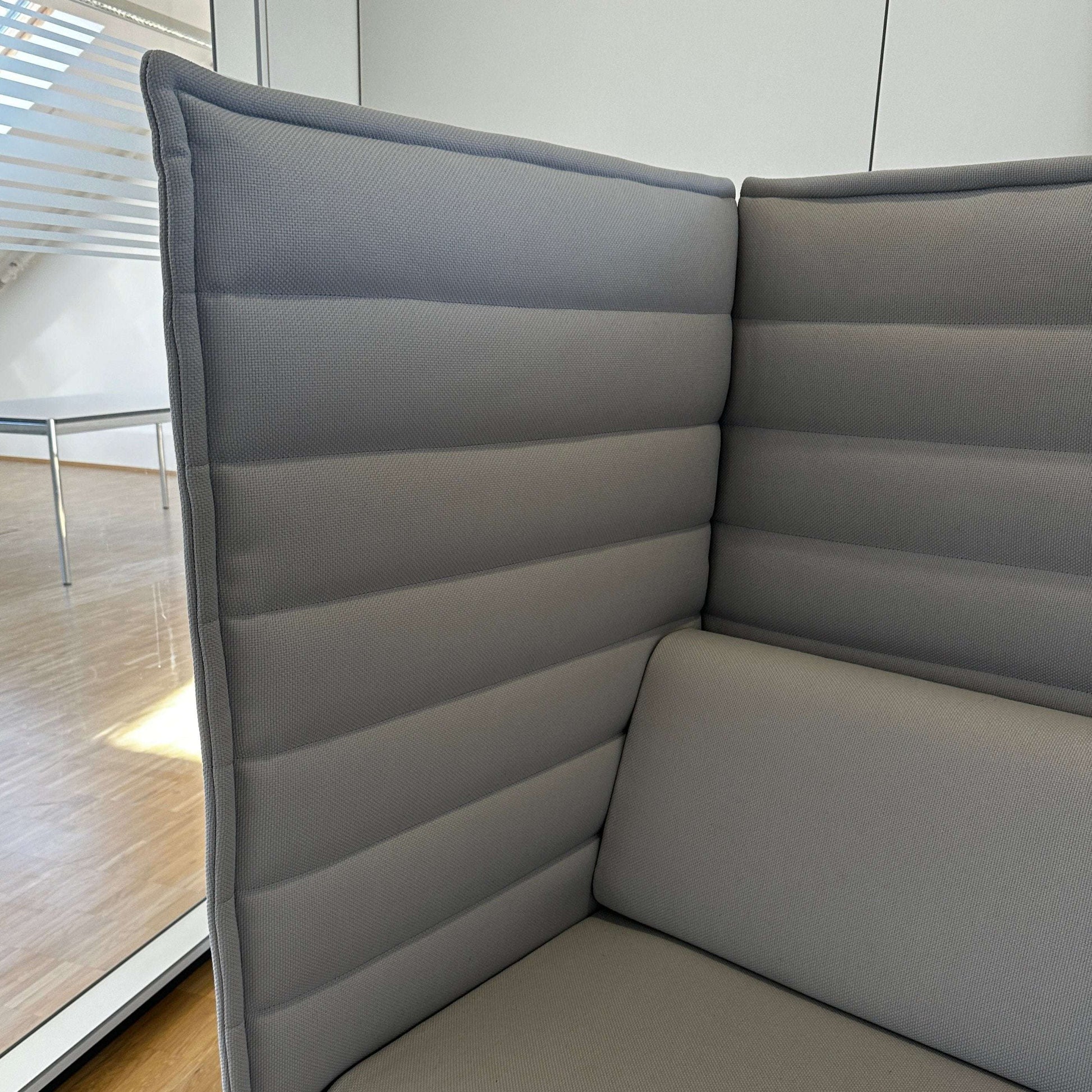 Vitra Alcove Highback 2-Sitzer Sofa grau Stoff mit hohem gepolstertem Rücken und Stahlrohrgestell chrom