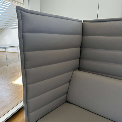 Vitra Alcove Highback 2-Sitzer Sofa grau Stoff mit hohem gepolstertem Rücken und Stahlrohrgestell chrom