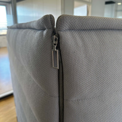 Vitra Alcove Highback 2-Sitzer Sofa grau mit Stoffbezug und chromgestell, hoher gepolsterter Rücken für akustische Dämpfung