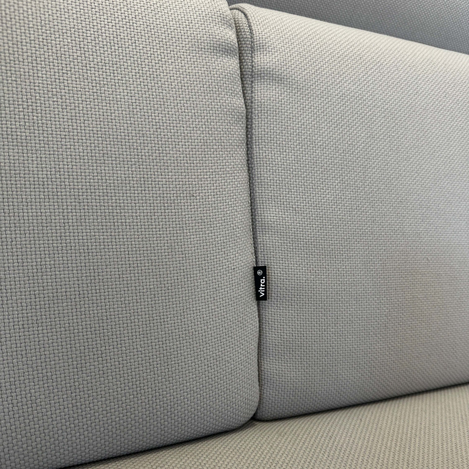 Vitra Alcove Highback graues Stoffsofa mit hohem gepolstertem Rücken und chromfarbenem Stahlrohrgestell
