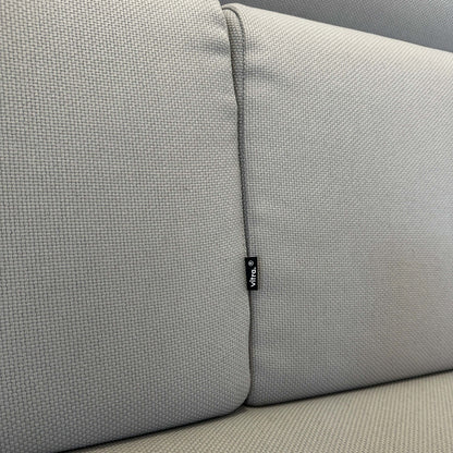 Vitra Alcove Highback graues Stoffsofa mit hohem gepolstertem Rücken und chromfarbenem Stahlrohrgestell