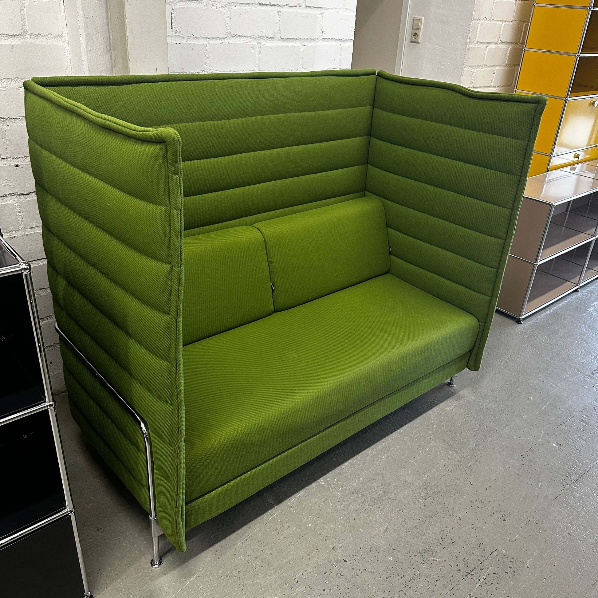 Vitra Alcove Highback grünes 2-Sitzer Sofa mit gepolsterten Seitenpaneelen und chrom Gestell