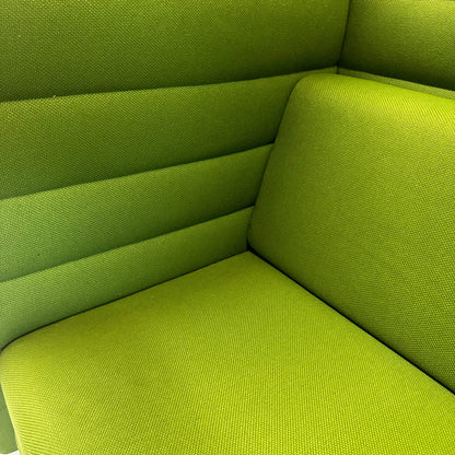 Vitra Alcove Highback 2-Sitzer Sofa grün mit gepolsterten Seiten- und Rückenpaneelen aus Stoff, Stahlrohrgestell chrom
