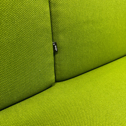 grüner Stoffbezug des Vitra Alcove Highback 2-Sitzer Sofas mit chromfarbenem Stahlrohrgestell