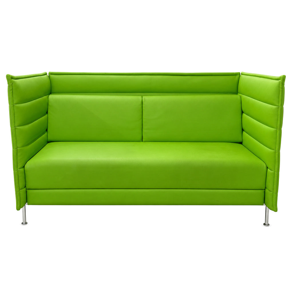 Vitra Alcove Lowback 2-Sitzer Sofa in grünem Leder mit hohen Seitenwänden und schlanken Metallfüßen.