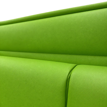 Detailansicht des grünen Lederbezugs vom Vitra Alcove Lowback 2-Sitzer Sofa mit feinen Nähten.
