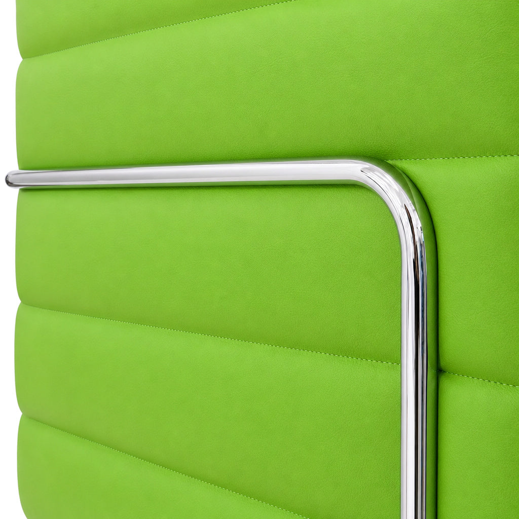 Vitra Alcove Lowback Sofa in grünem Leder mit markantem, glänzendem Chromrahmen.