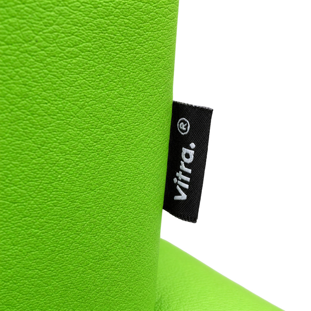 Grüner Lederbezug des Vitra Alcove Lowback Sofas mit schwarzem Marken-Label.
