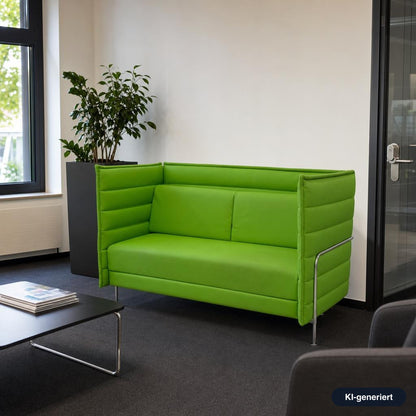 Vitra Alcove Lowback 2-Sitzer Sofa in grünem Leder mit markanten Seitenwänden und schlankem Metallgestell.